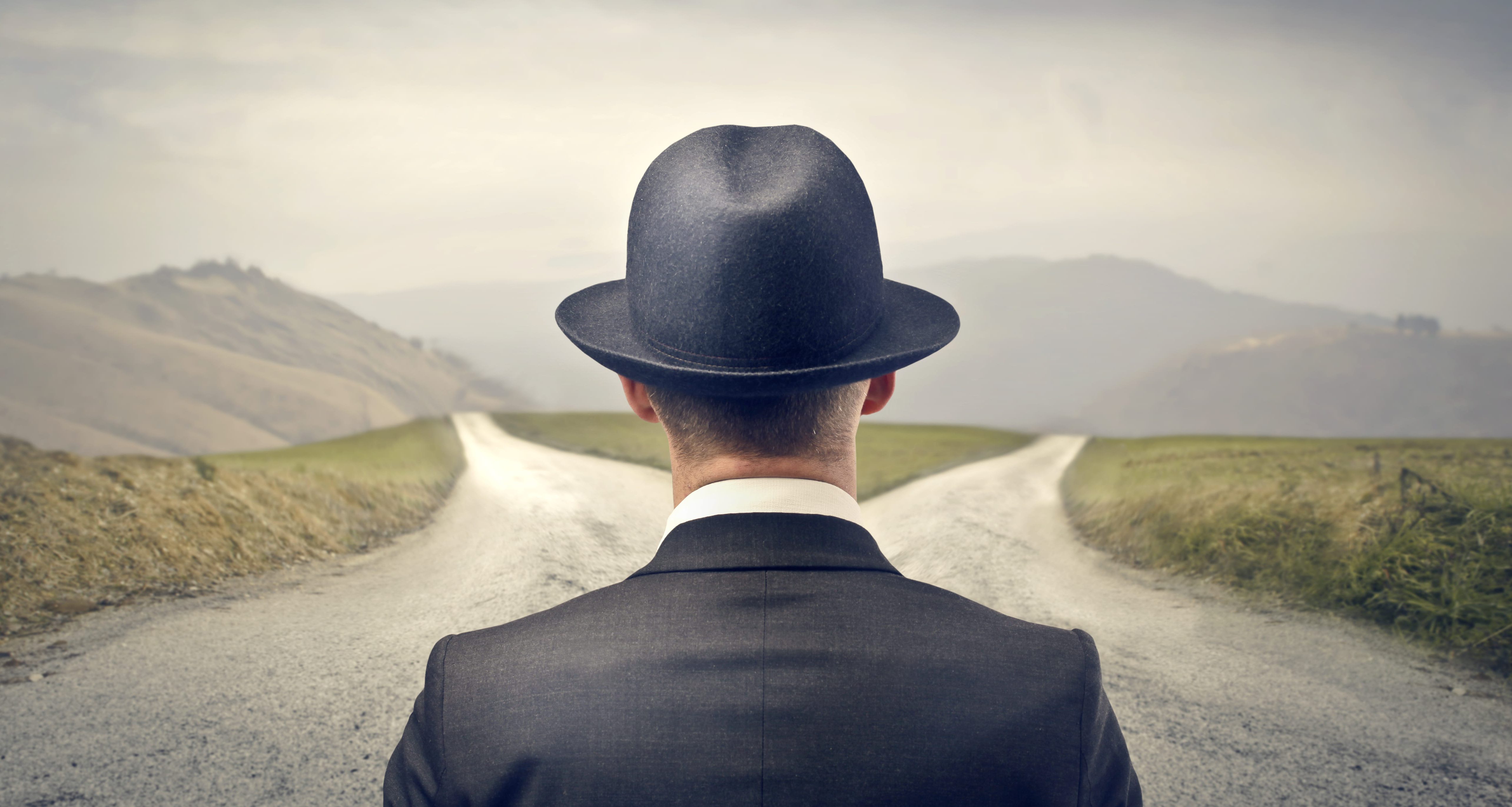 Homme à la croisée des chemins