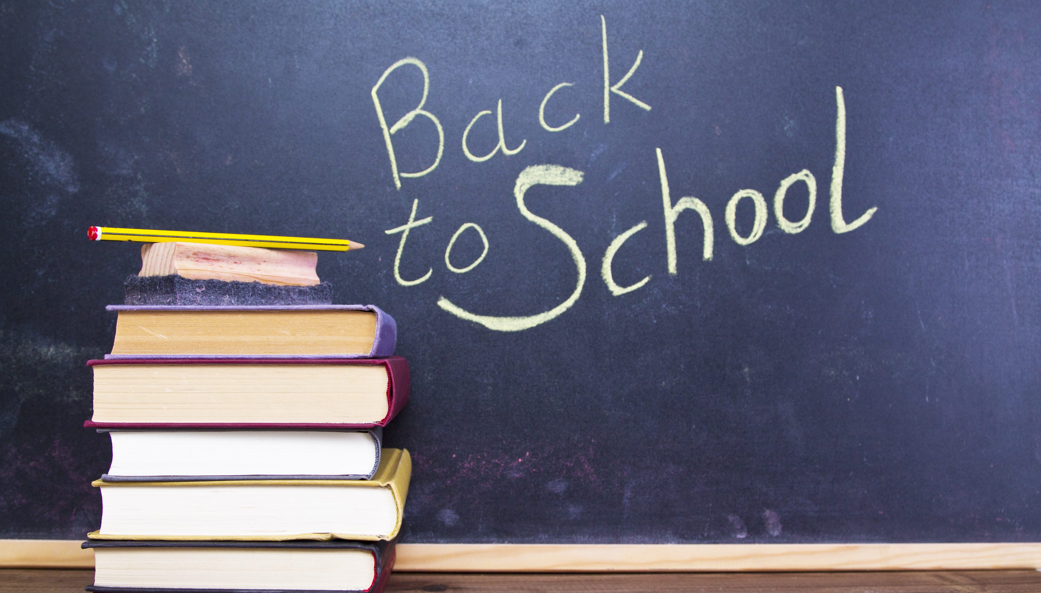 livres et tableau noir