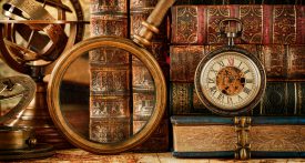 loupe, montre à gousset et vieux livres