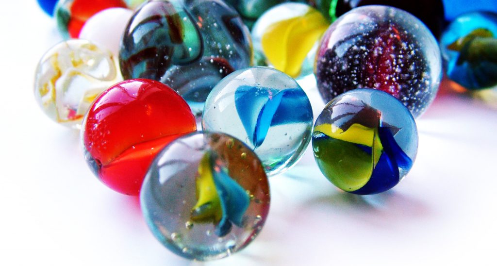 tas de billes colorées