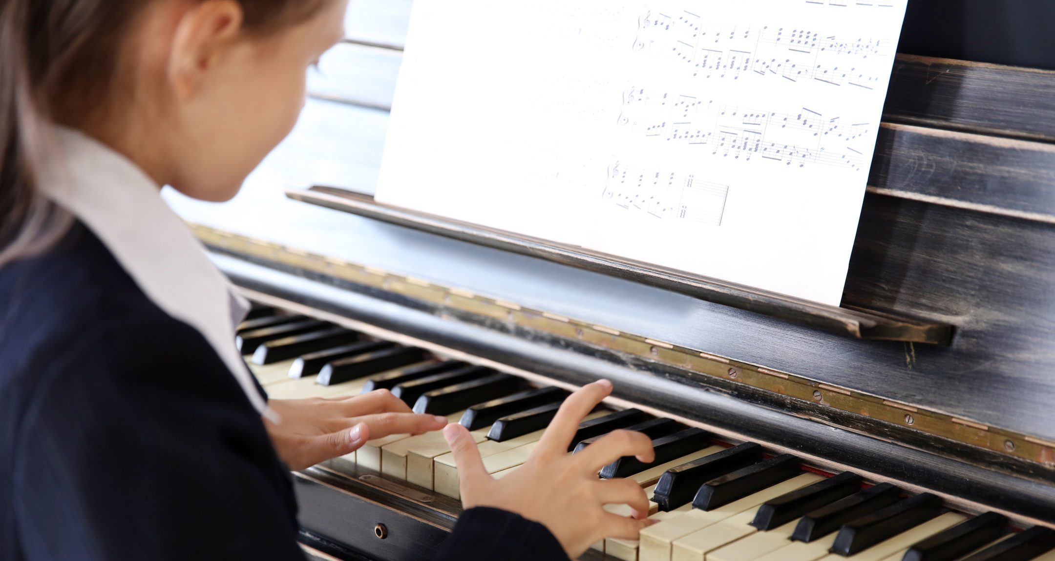 fille joue du piano