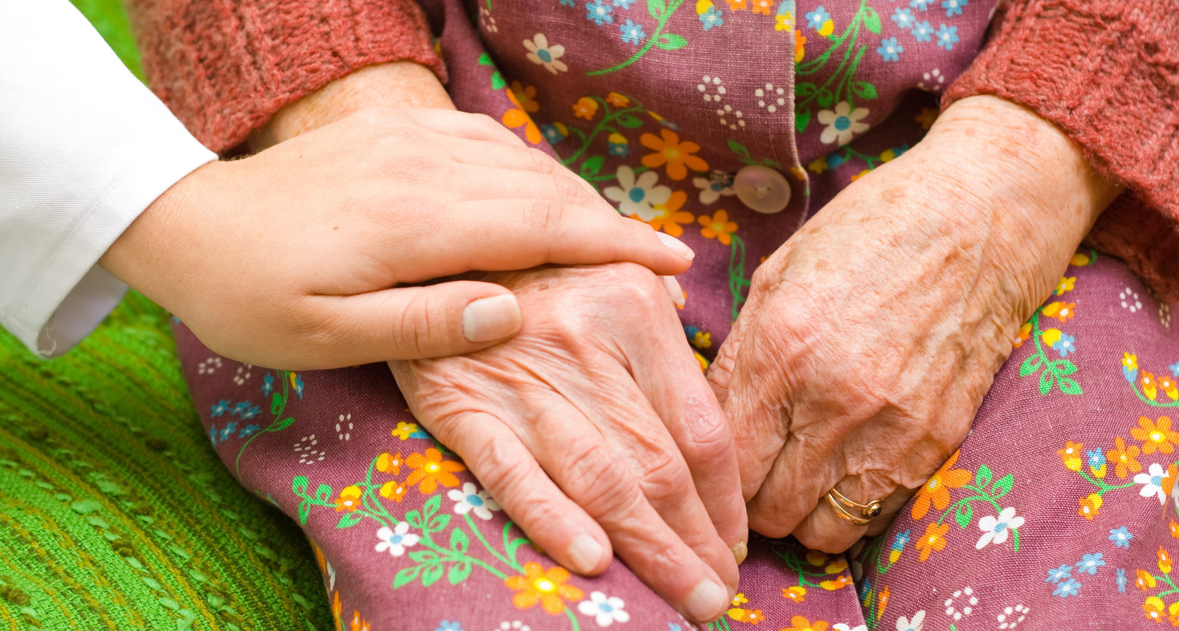 mains personne âgée et médecin