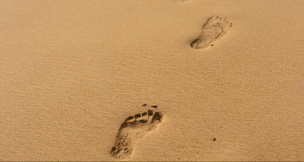 traces de pas sur le sable