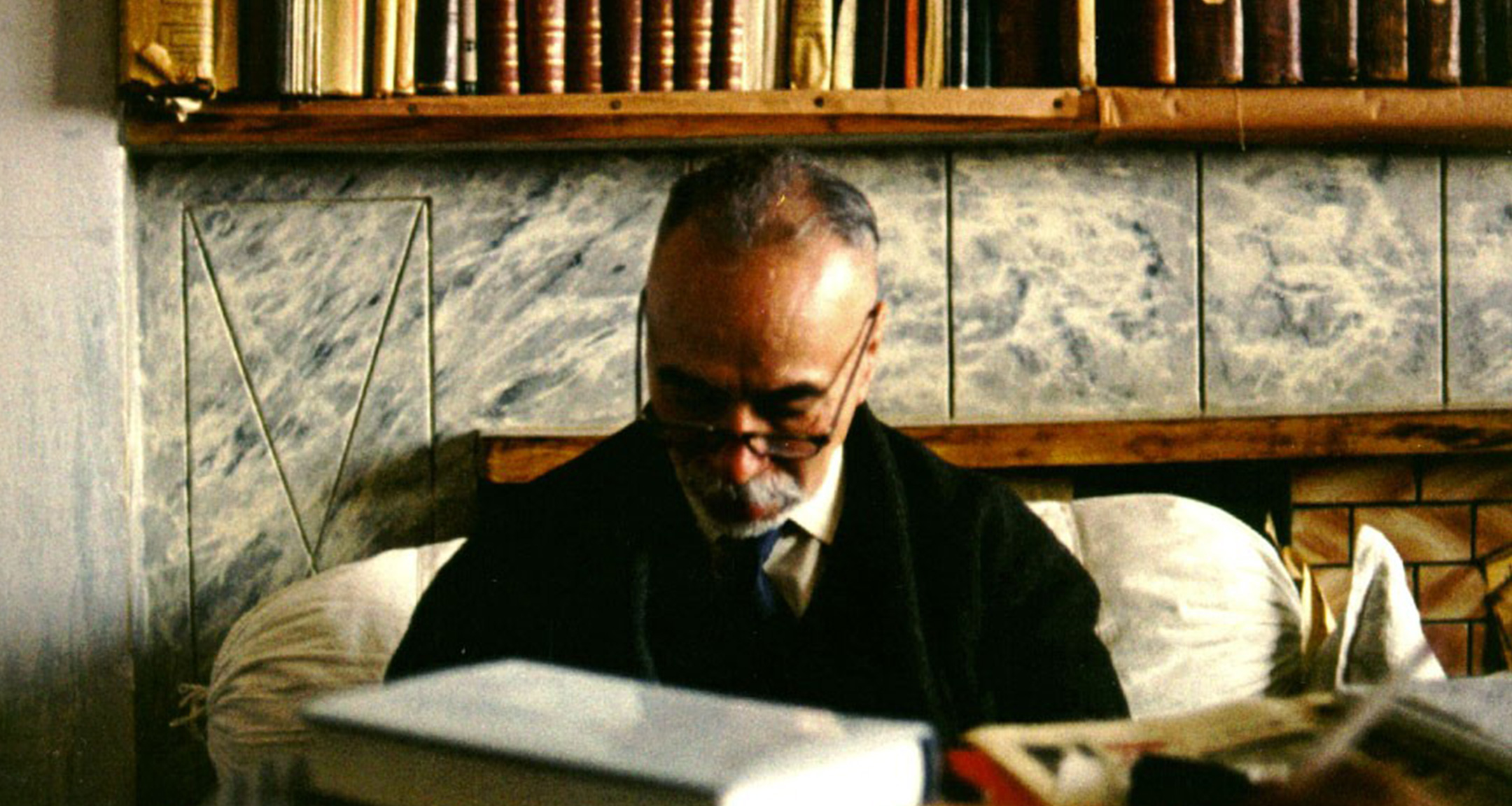 Ostad Elahi à son bureau